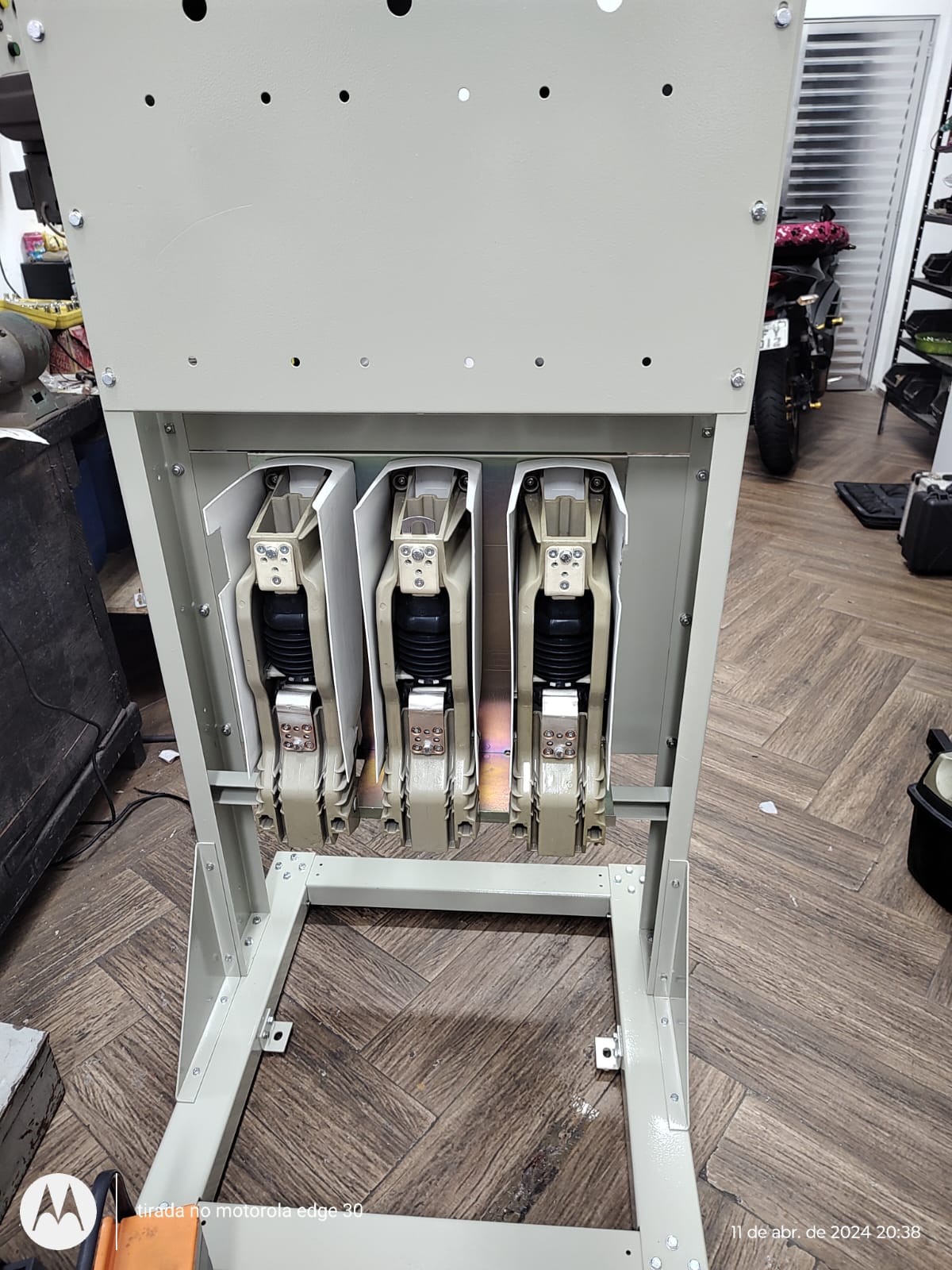 Transformador e conjunto de proteção em atendimento técnico